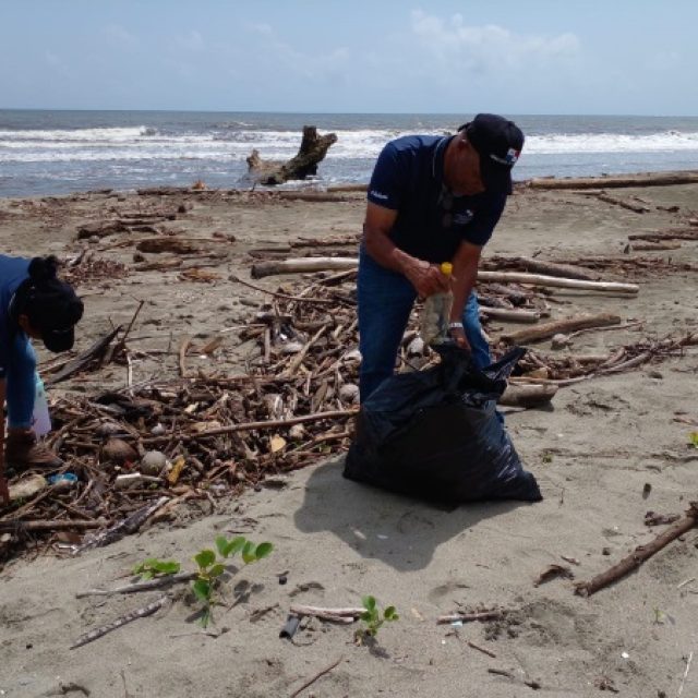 Jornada de sensibilización y limpieza de playa en Miguel de la Borda en Colón
